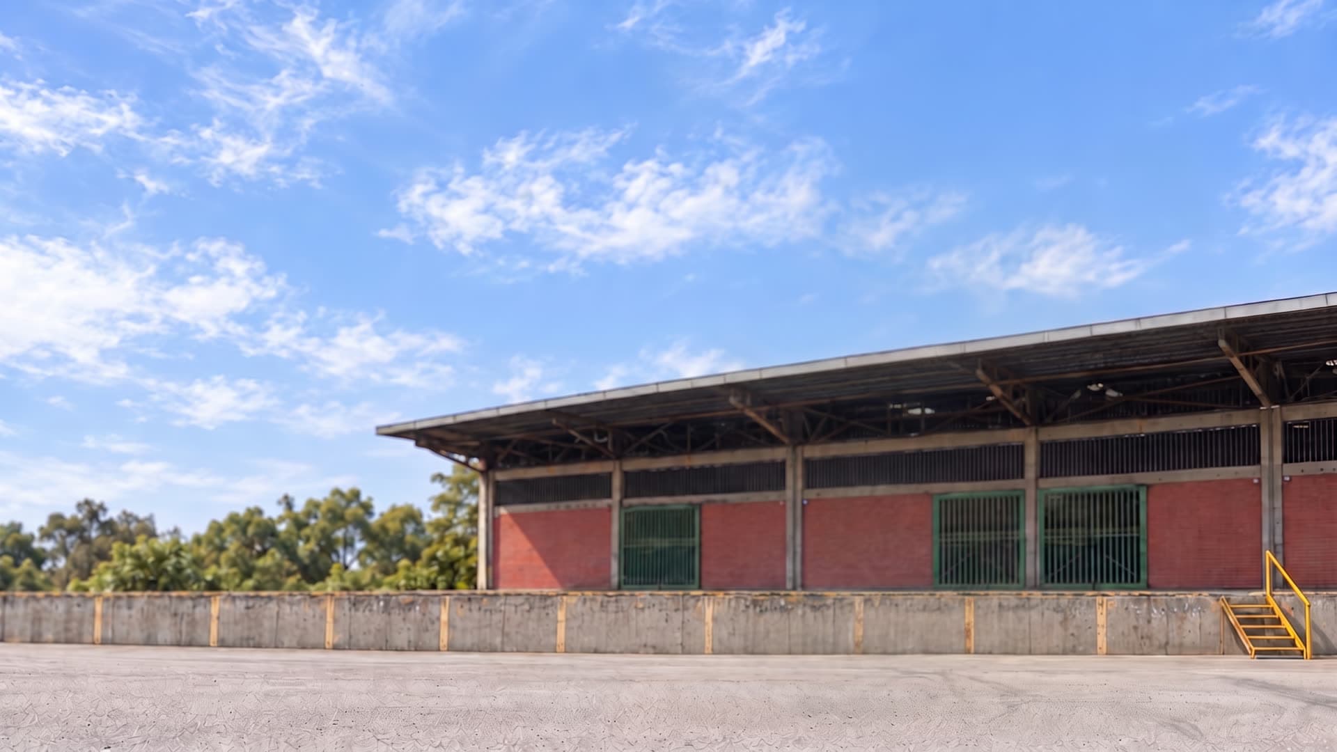 Patio de CIMAZ frente a la bodega, donde se arma un andamio multidireccional